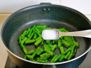 11、芦笋炒肉片,按个人口味加入盐。