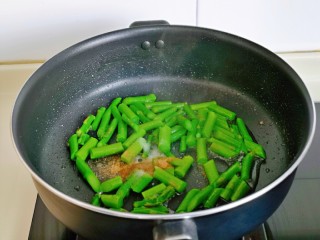 12、芦笋炒肉片,再加入十三香,快速翻炒。