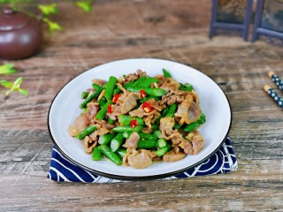 14、芦笋炒肉片,盛出装盘,点缀几段红辣椒。