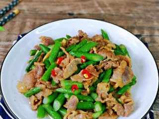 16、芦笋炒肉片,荤素搭配,营养又健康,好吃停不下来。