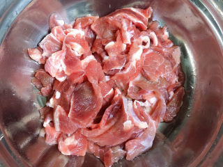 5、西兰花炒牛肉,准备好牛肉片。