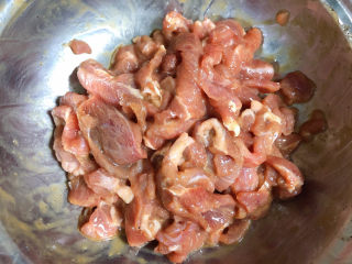 7、西兰花炒牛肉,搅拌均匀腌制10分钟。