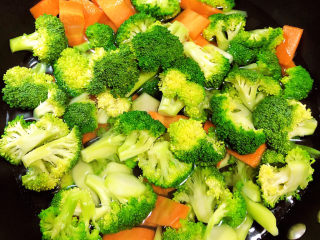 9、西兰花炒牛肉,锅中烧开水，焯一下西兰花、胡萝卜。