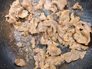 11、西兰花炒牛肉,牛肉片炒至五成熟。