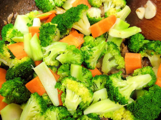 13、西兰花炒牛肉,再加入蔬菜翻炒均匀。