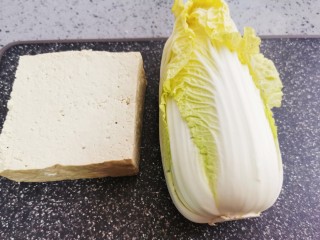 1、白菜炒豆腐,准备老豆腐，娃娃菜