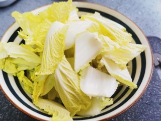 2、白菜炒豆腐,娃娃菜清洗干净控水，切块