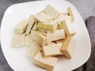 3、白菜炒豆腐,豆腐切块