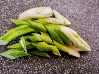 4、白菜炒豆腐,大葱切小节