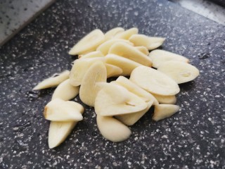 5、白菜炒豆腐,十大蒜切片备用