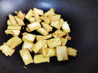 7、白菜炒豆腐,放入豆腐煎至双面焦黄上色备用