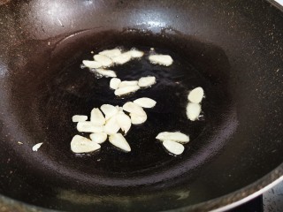 8、白菜炒豆腐,另起锅烧油，倒入大蒜煸炒至微微变色