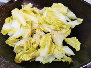 9、白菜炒豆腐,放入白菜快速翻炒均匀