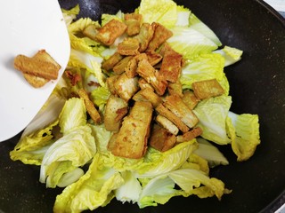 10、白菜炒豆腐,放入豆腐