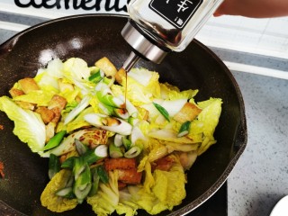 13、白菜炒豆腐,加入生抽