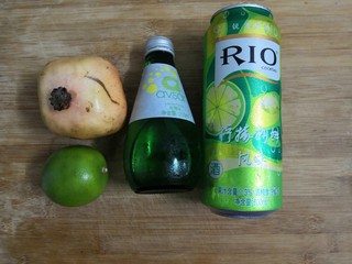 1、石榴气泡鸡尾酒,准备好，所需要的食材