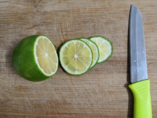 3、石榴气泡鸡尾酒,把洗干净的柠檬，切片，备用