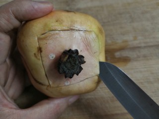 4、石榴气泡鸡尾酒,石榴顶部，用刀，四周划切