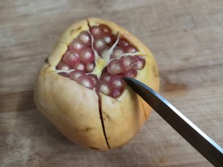 6、石榴气泡鸡尾酒,再用刀，沿着石榴里面，白膜的纹路，划分