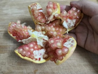 7、石榴气泡鸡尾酒,划分好后，用手扳开