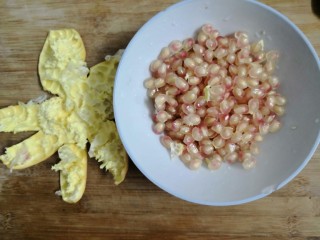 8、石榴气泡鸡尾酒,把扳开的石榴，倒入碗中