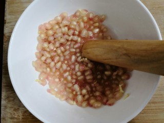 9、石榴气泡鸡尾酒,拿出10克的石榴放一边，其余用工具，碾压出石榴汁（也可以用榨汁机）