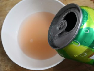 12、石榴气泡鸡尾酒,把朗姆酒，倒入石榴汁，混合均匀