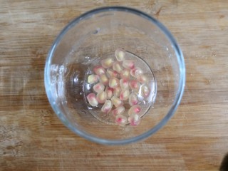 13、石榴气泡鸡尾酒,把准备好的10克石榴，放入杯中