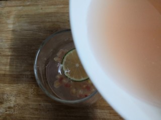 15、石榴气泡鸡尾酒,把石榴汁气泡鸡尾酒，倒入杯中