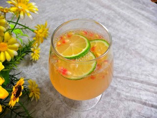16、石榴气泡鸡尾酒,酸酸甜甜的石榴气泡鸡尾酒，就做好了