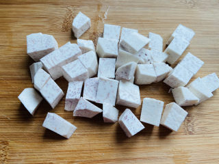 3、芋头西米露,切丁