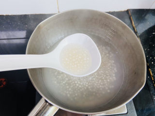 7、芋头西米露,煮至中间剩下小白点关火