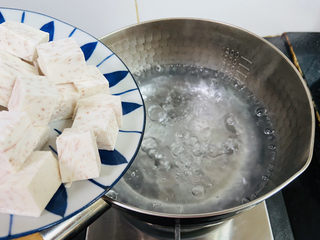 9、芋头西米露,锅中加入清水大火烧开倒入芋头