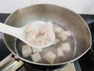 11、芋头西米露,芋头煮熟了