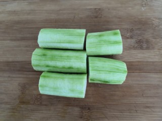 1、蛋白丝瓜枸杞汤,丝瓜去皮,洗干净,切段