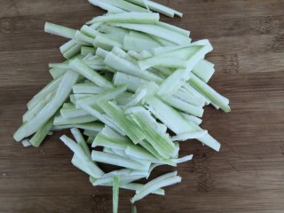 2、蛋白丝瓜枸杞汤,把切段的丝瓜,切成小条