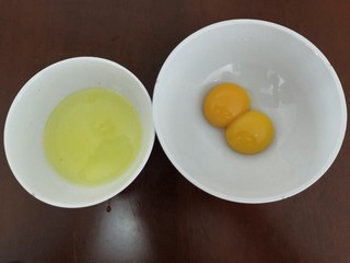 4、蛋白丝瓜枸杞汤,把鸡蛋,蛋白蛋黄分离,只要蛋白