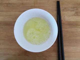 5、蛋白丝瓜枸杞汤,蛋白,用筷子 ,搅拌均匀,备用