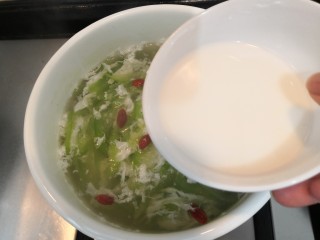 12、蛋白丝瓜枸杞汤,时间到,倒入淀粉水