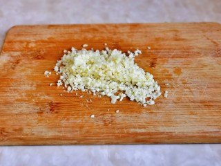 5、无骨鸡爪,大蒜去皮切碎。