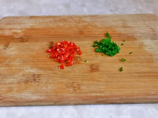 6、无骨鸡爪,辣椒洗干净切段,小葱切葱花。