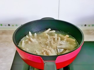 7、无骨鸡爪,这时鸡爪也煮好啦,用温水反复冲洗,干净为止。
