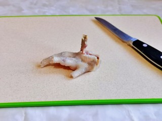 9、无骨鸡爪,鸡爪去骨,我只去掉了中间的大骨头,把鸡皮划开。