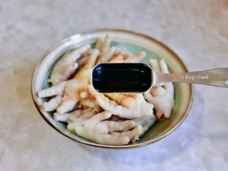 12、无骨鸡爪,鸡爪淋干水分,放入器具中,加入生抽。