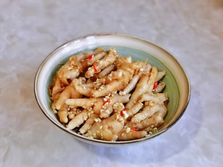 14、无骨鸡爪,拌均匀,放入冰箱冷藏腌制4小时以上。(时间长一点更入味儿)