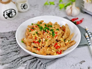 15、无骨鸡爪,装盘撒上葱花,即可食用。