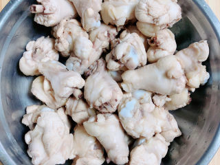 3、板栗烧鸡翅,鸡肉焯好了，洗好待用。