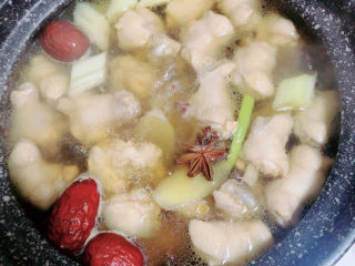 10、板栗烧鸡翅,再放一颗八角，少量花椒。盖盖儿，小火炖煮30分钟。