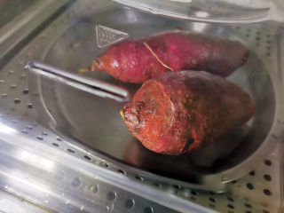 3、紫薯银耳粥,放入蒸箱，蒸20分钟 