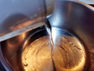 6、紫薯银耳粥,锅中放清水